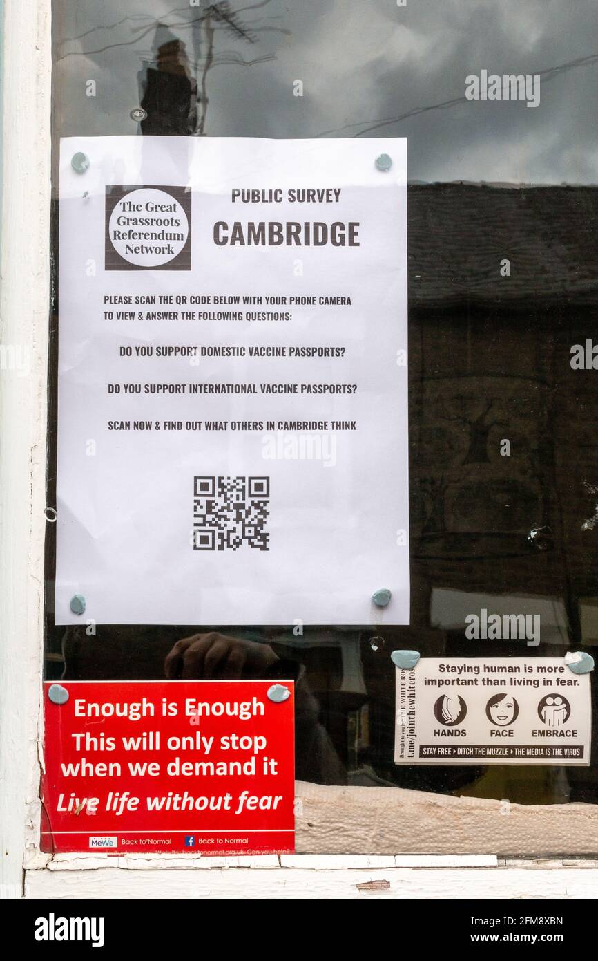Covid-Skeptiker und Anti-Impfpass-Schilder an der Vorderseite eines Hauses in Petersfield, Cambridge, Großbritannien. Stockfoto