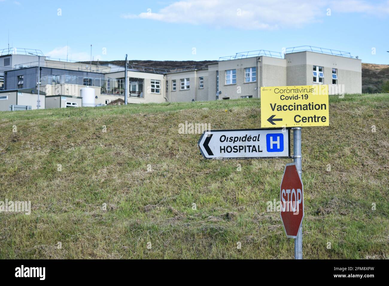 Bantry, West Cork, Irland. Mai 2021. Schilder, die die Richtung zum Impfzentrum des Bantry Coronavirus zeigen, das sich im Bantry Primary Care Center befindet. Kredit: Karlis Dzjamko/Alamy Live Nachrichten Stockfoto