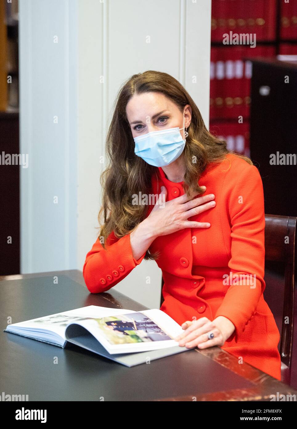 Die Herzogin von Cambridge spricht während eines Besuchs im Archiv in der National Portrait Gallery im Zentrum Londons mit den Teilnehmern, die sich „still halten“ möchten, um die Veröffentlichung des Buches „still halten“ zu markieren. Bilddatum: Freitag, 7. Mai 2021. Stockfoto