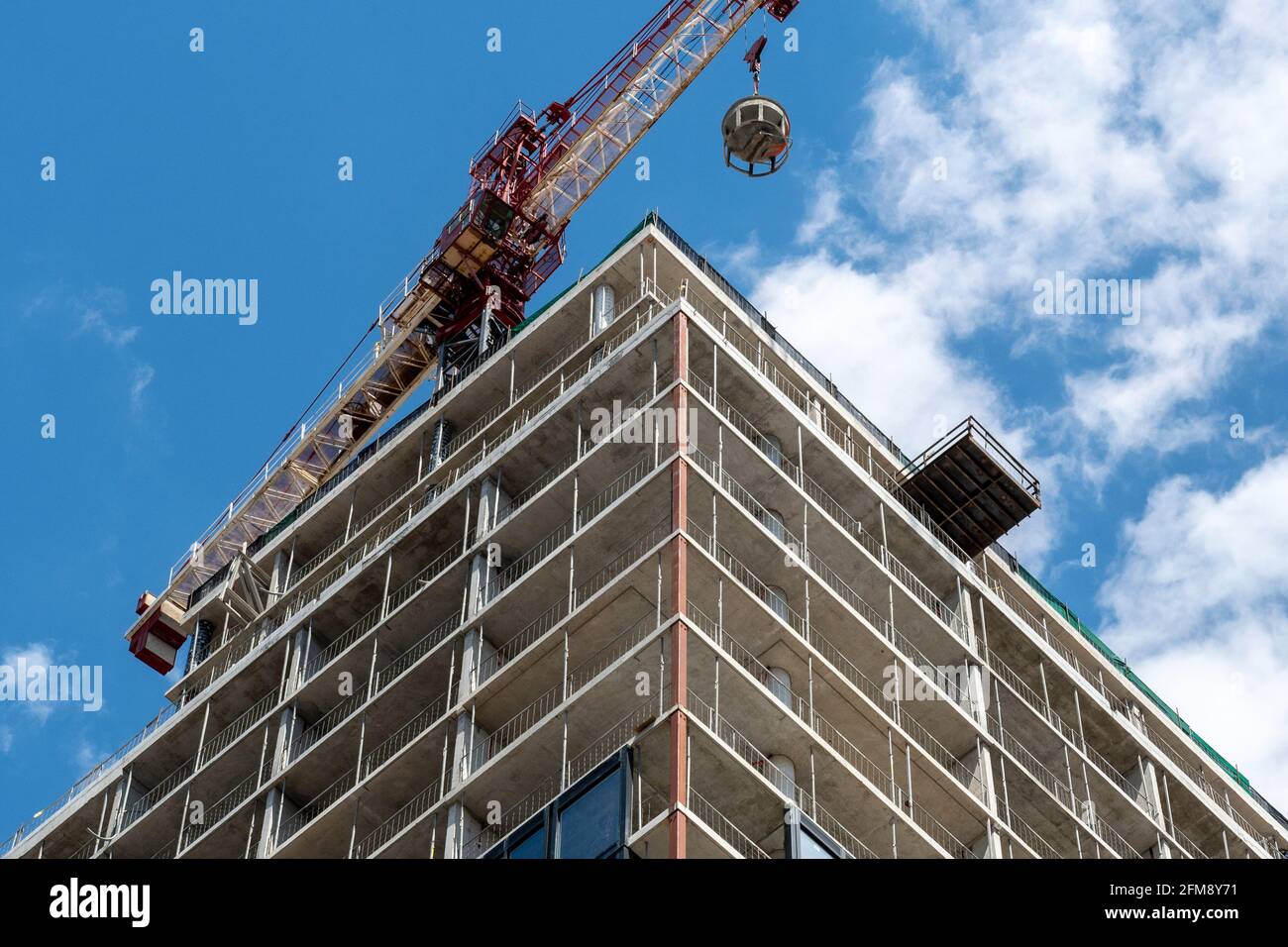 Baustelle in der Front Street in der Altstadt von Toronto, Kanada. Zersiedelung aufgrund der hohen Nachfrage nach Immobilien. Stockfoto