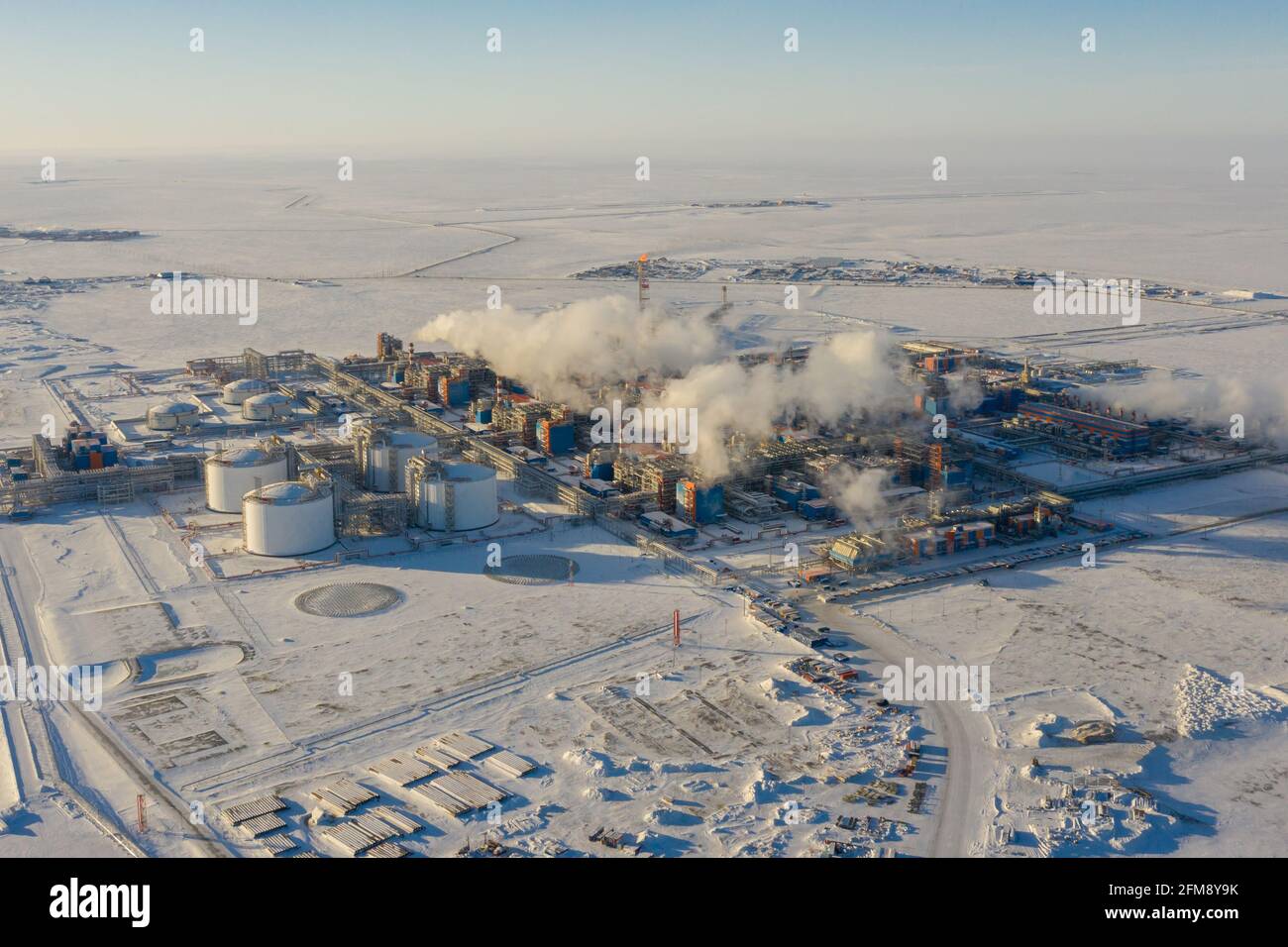 Sabetta, Region Tjumen, Russland - 31. März 2021: Erdgasverarbeitungsanlage in Russland. Eine Pflanze im hohen Norden. Stockfoto
