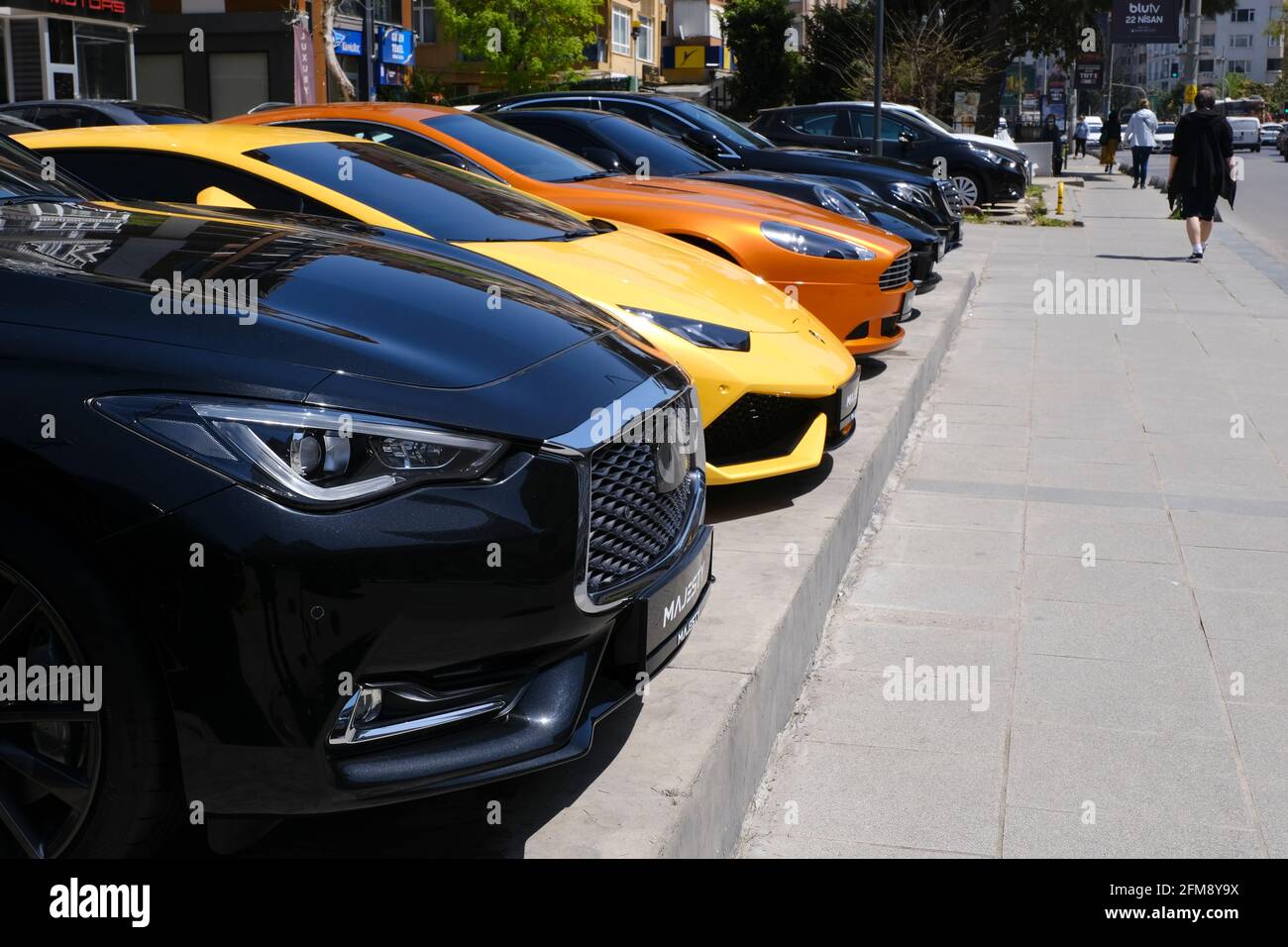 Istanbul, Türkei - 29. April 2021 : Luxus-Sportwagen wie Infiniti, Lamborghini, Aston Martin, Mercedes Benz, Porsche sind zusammen an einer Straße Stockfoto