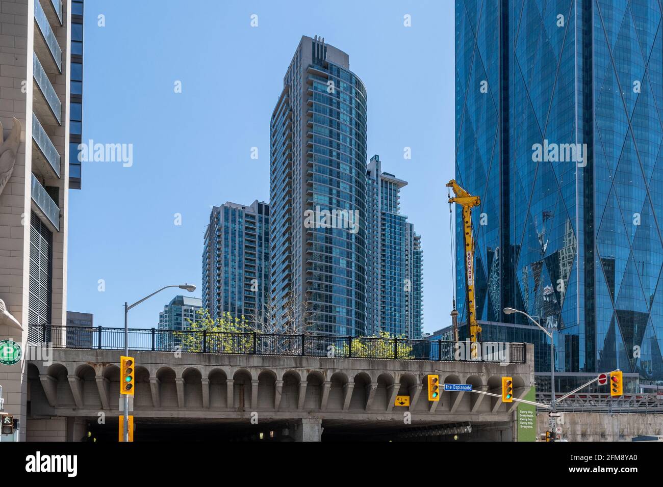 Die alte Brücke steht im Gegensatz zu modernen gläsernen Wolkenkratzern im Stadtzentrum von Toronto City, Kanada Stockfoto