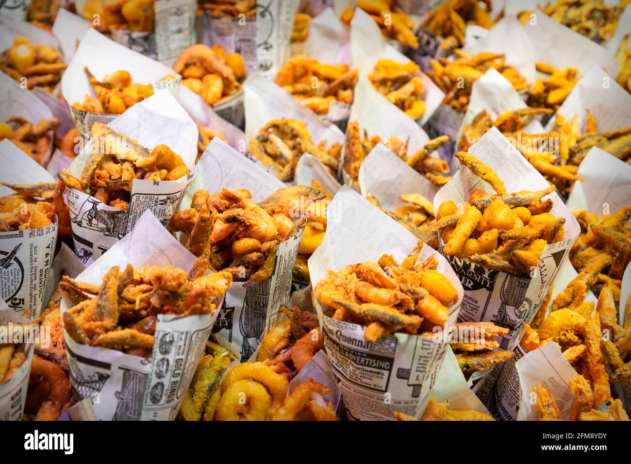 Barcelona - Spanien. 27. Juni 2019: Moderne Meeresnahrung in Zapfen für Street Food. Gebratene Garnelen, Fische und Tintenfische (selektiver Fokus) Stockfoto