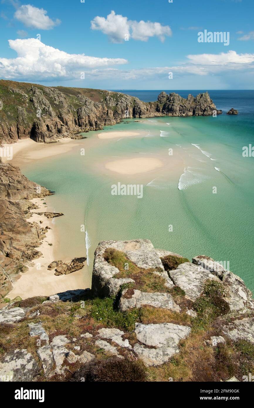 Pedn Vounder Beach, West Cornwall, Großbritannien bei Ebbe Stockfoto