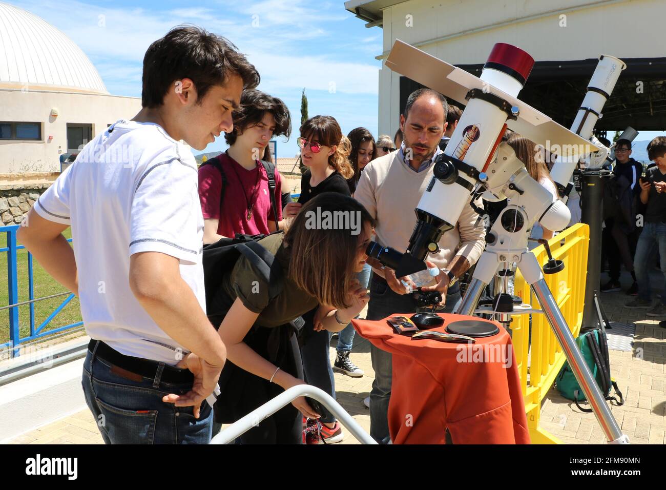 Die Schüler haben sich mit einem Teleskop an einem Astronomie-Unterricht beteiligt Stockfoto