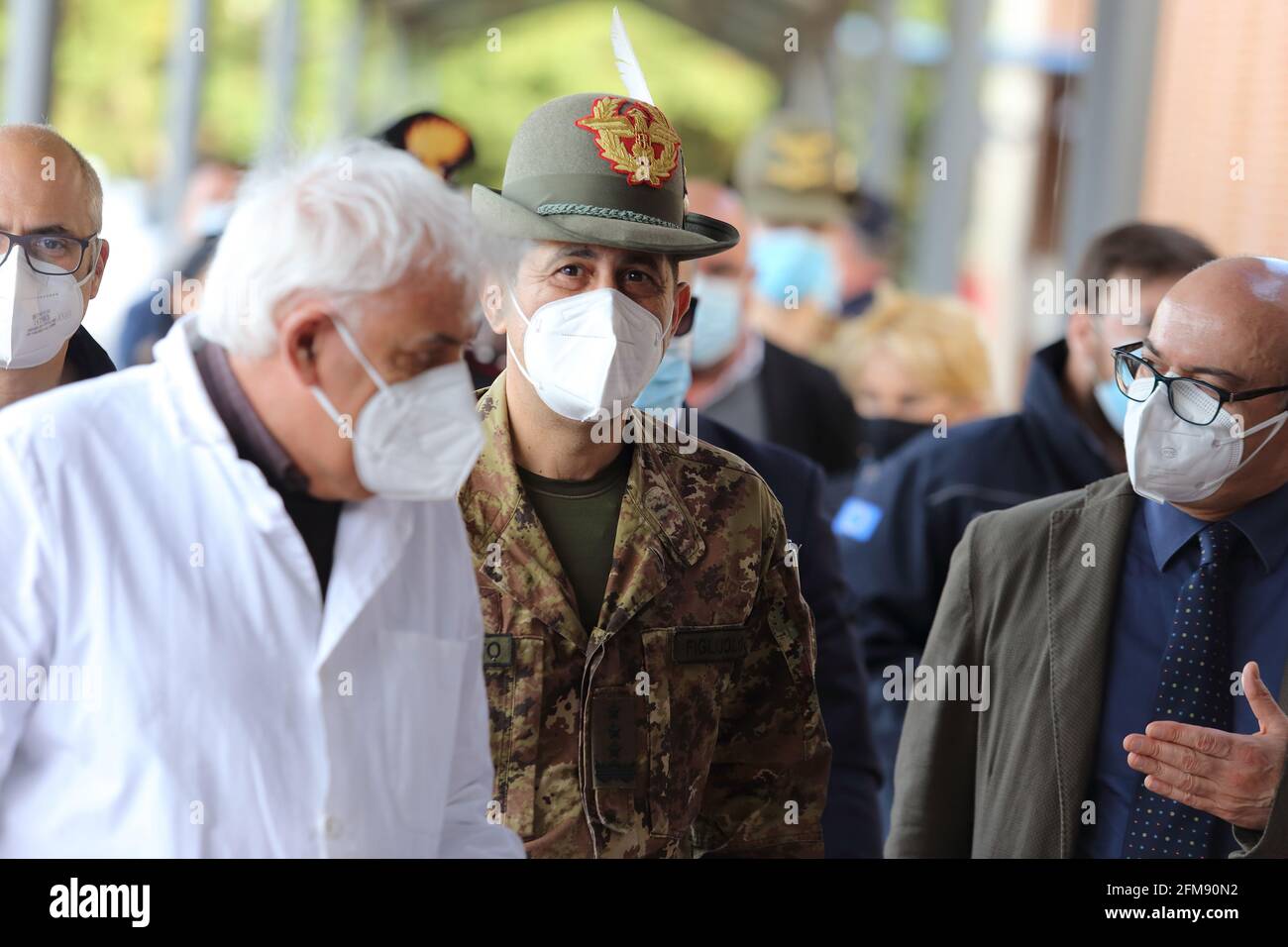 Campobasso, Italien - 6. Mai 2021: Der für Notfälle zuständige Kommissar Francesco Paolo Figliulo kündigt den Beginn der Impfungen gegen Covid für über 50-Jährige in ganz Italien ab dem kommenden Mai 11 an Stockfoto