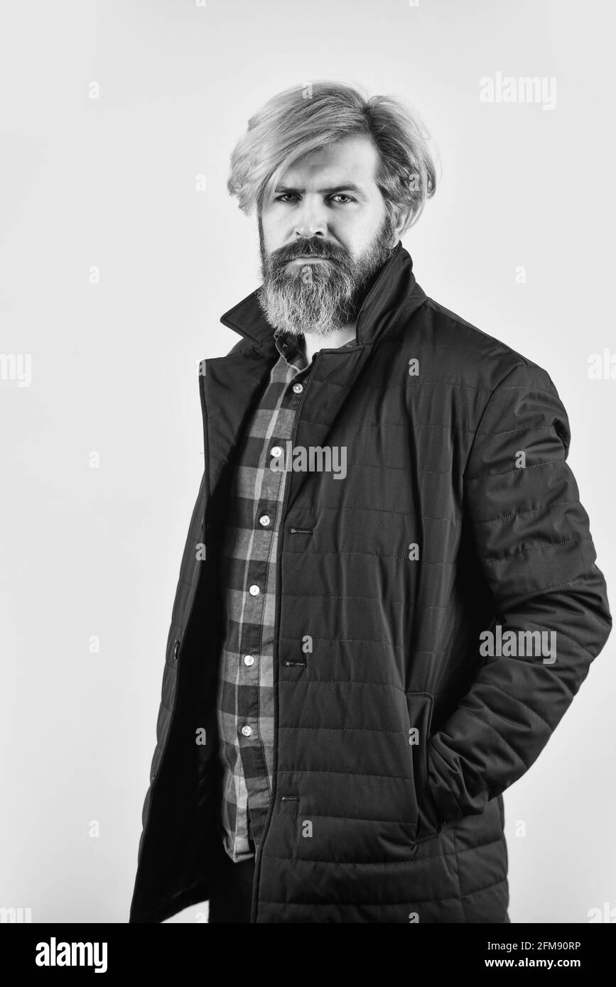 Schöner bärtiger Mann in Frühlingsjacke. Modefoto. Outdoor-Porträt von reifen modischen männlichen. Modell in stilvoller Mantelkleidung. Lifestyle in der Stadt Stockfoto