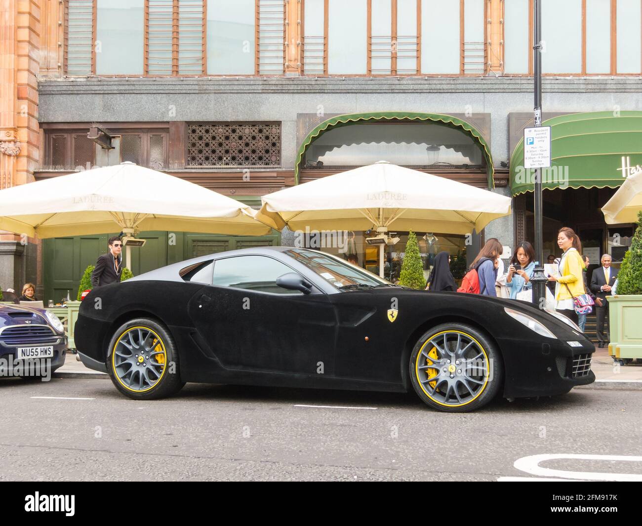 LONDON, Großbritannien - CA. AUGUST 2013: Ein Ferrari 599 GTB Fiorano mit einem schwarzen Samtwickel. Stockfoto