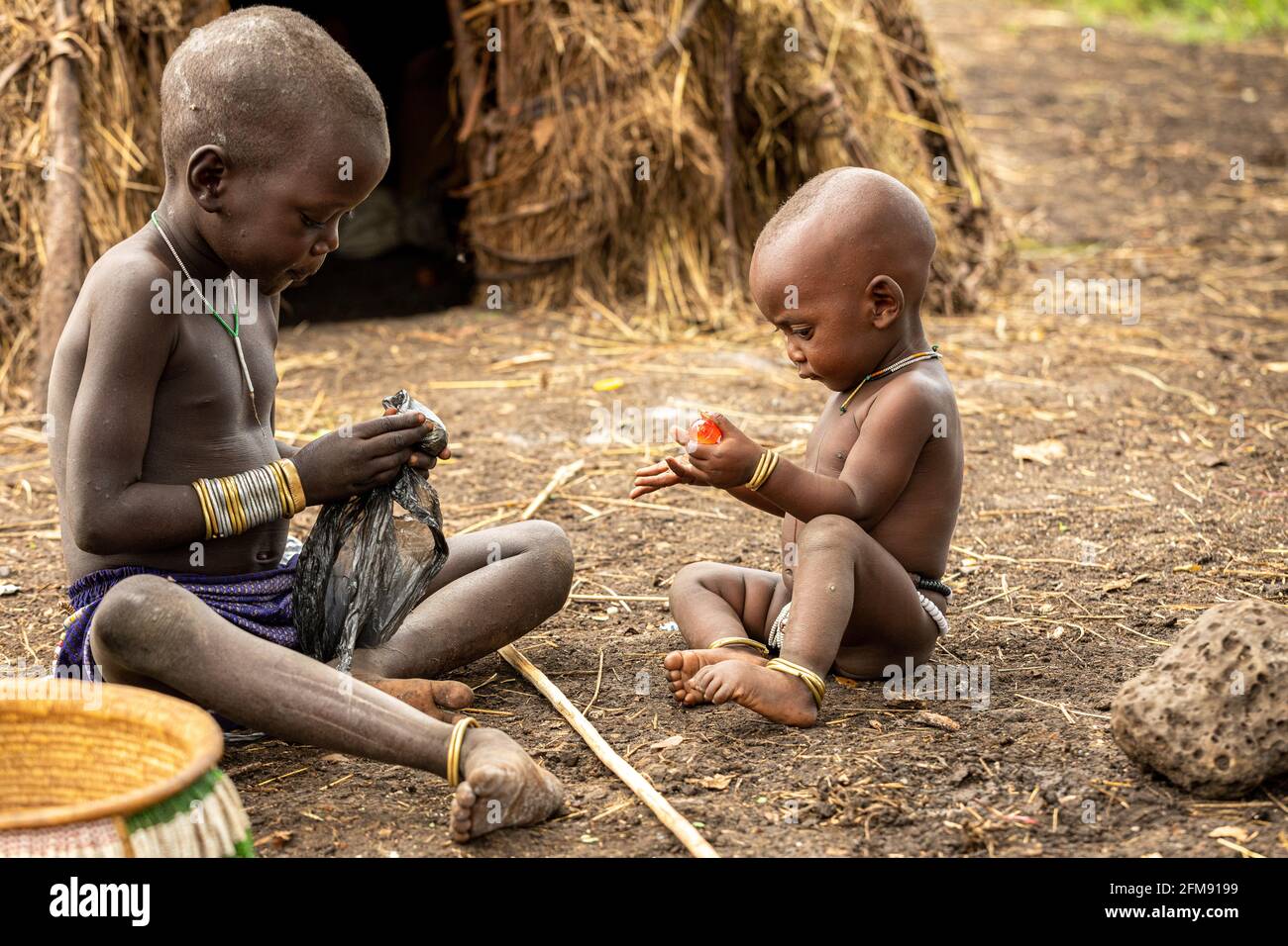 Zwei kleine Mursi-Kinder spielen zusammen. DEBUB OMO ZONE, ÄTHIOPIEN: TREFFEN SIE DEN Stamm, in dem Frauen im Alter beginnen, ihre Lippen mit großen Tellern zu strecken Stockfoto