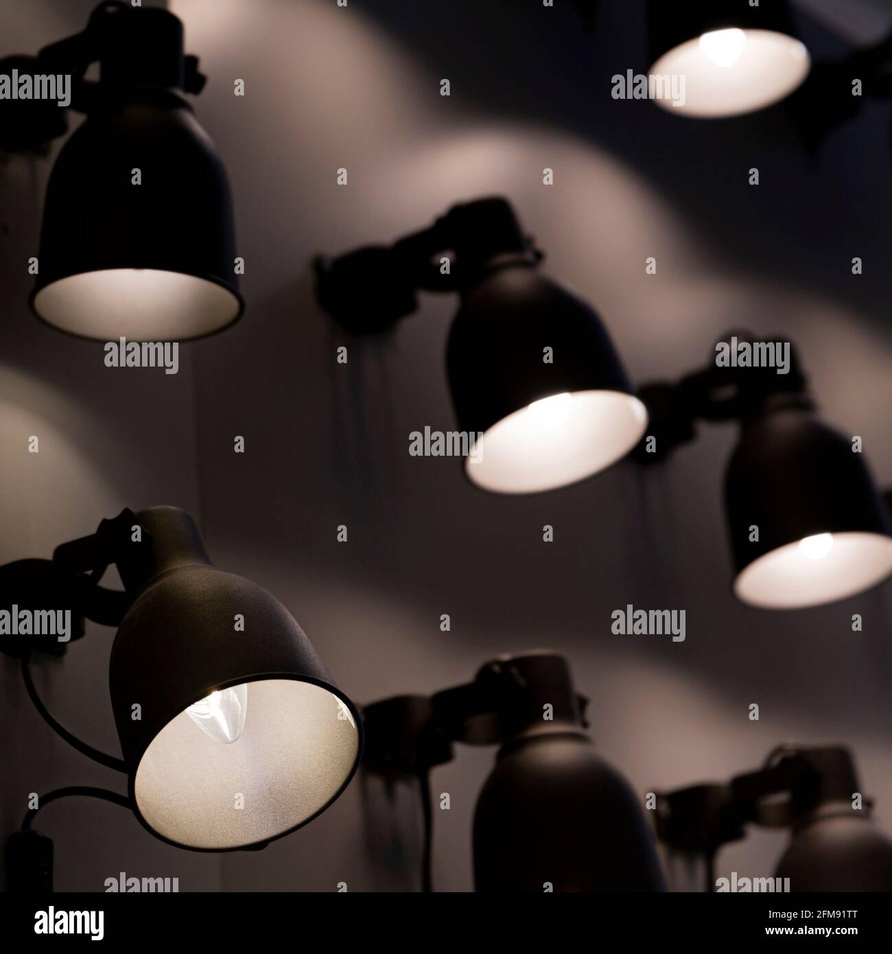 Lampen in modernem Stil auf grauem Hintergrund Stockfoto