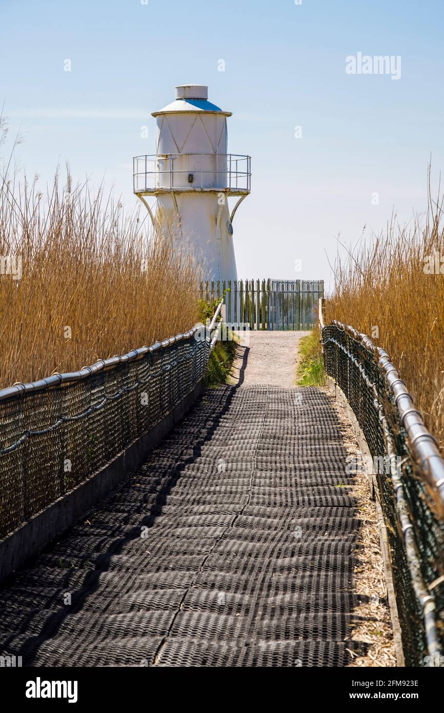 Schwimmender Gang über Feuchtgebiete zum East Usk Lighthouse auf den Gwent Levels im Newport Wetlands National Nature Reserve. Nash, Newport, Südwales, Großbritannien Stockfoto