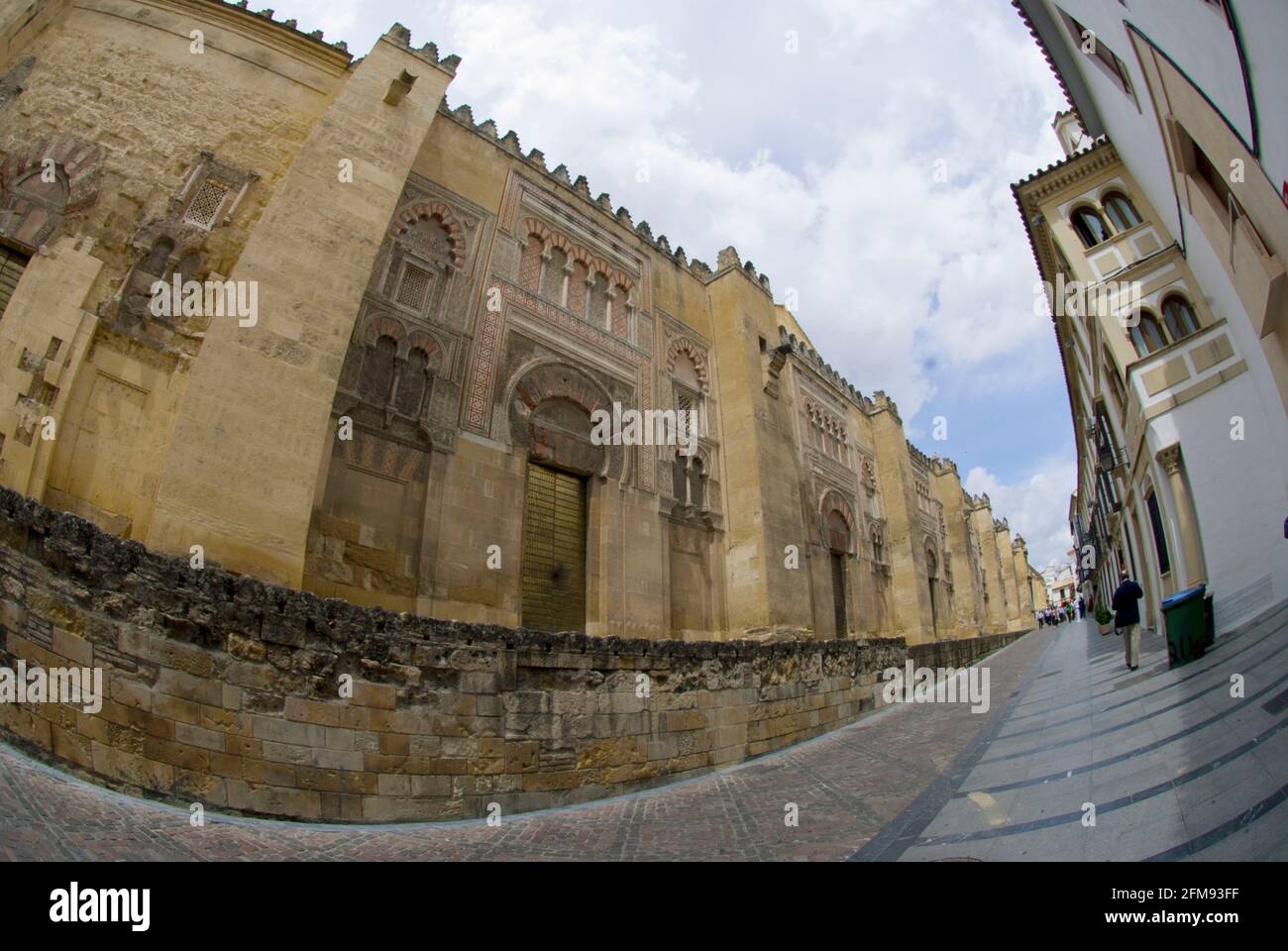 Dekorierte Portale an Außenmauern und Straße, Moschee-Kathedrale von Córdoba, Córdoba, Andalusien, Spanien, Europa Stockfoto