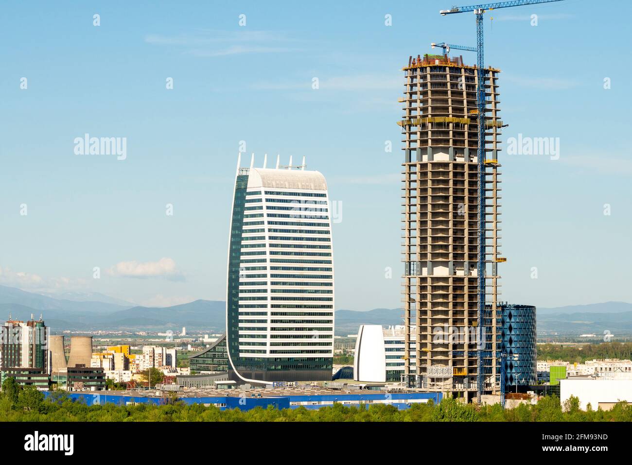 Infrastruktur in Sofia, Bulgarien. Bürogebäude in Sky Fort, im Mai 2021 im Bau Stockfoto