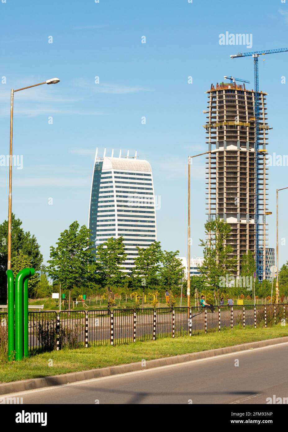 Infrastruktur in Sofia, Bulgarien. Bürogebäude in Sky Fort, im Mai 2021 im Bau Stockfoto