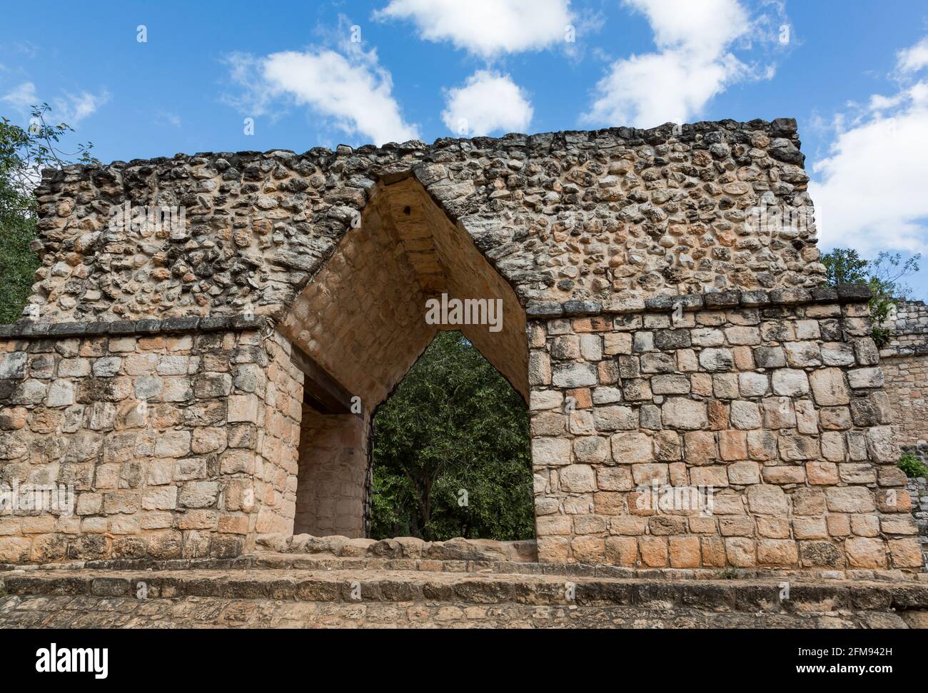 Eingang zur antiken Maya-Stadt Ek Balam, Yucatan, Mexiko Stockfoto