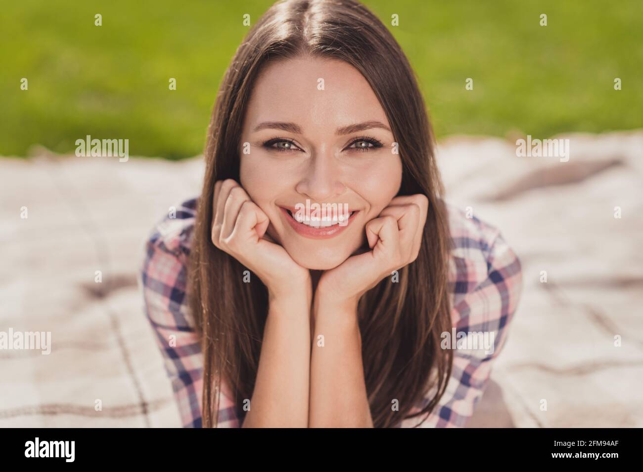 Foto von strahlenden Lächeln nette junge Studentin Frau Hände halten Wangenknochen-Wochenende Genießen Sie draußen im Freiluftpark Stockfoto