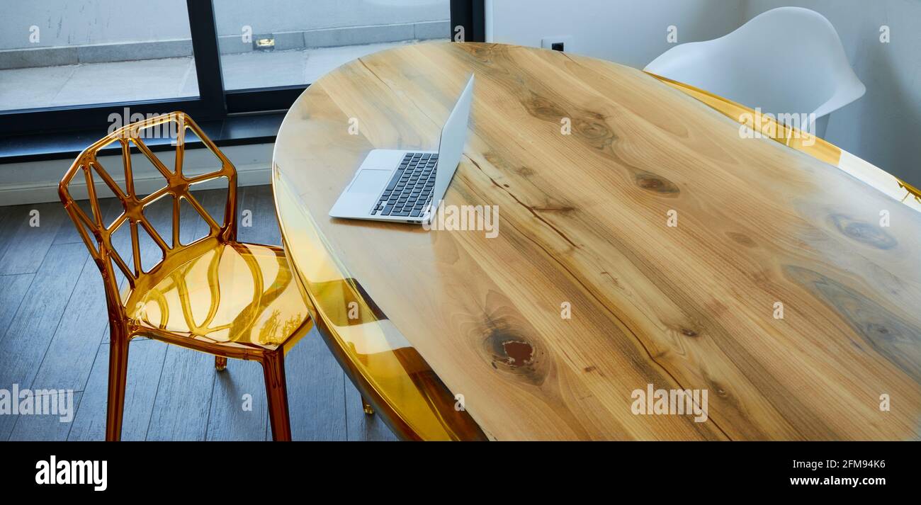Premium-Tisch und ein Stuhl mit Laptop Stockfoto