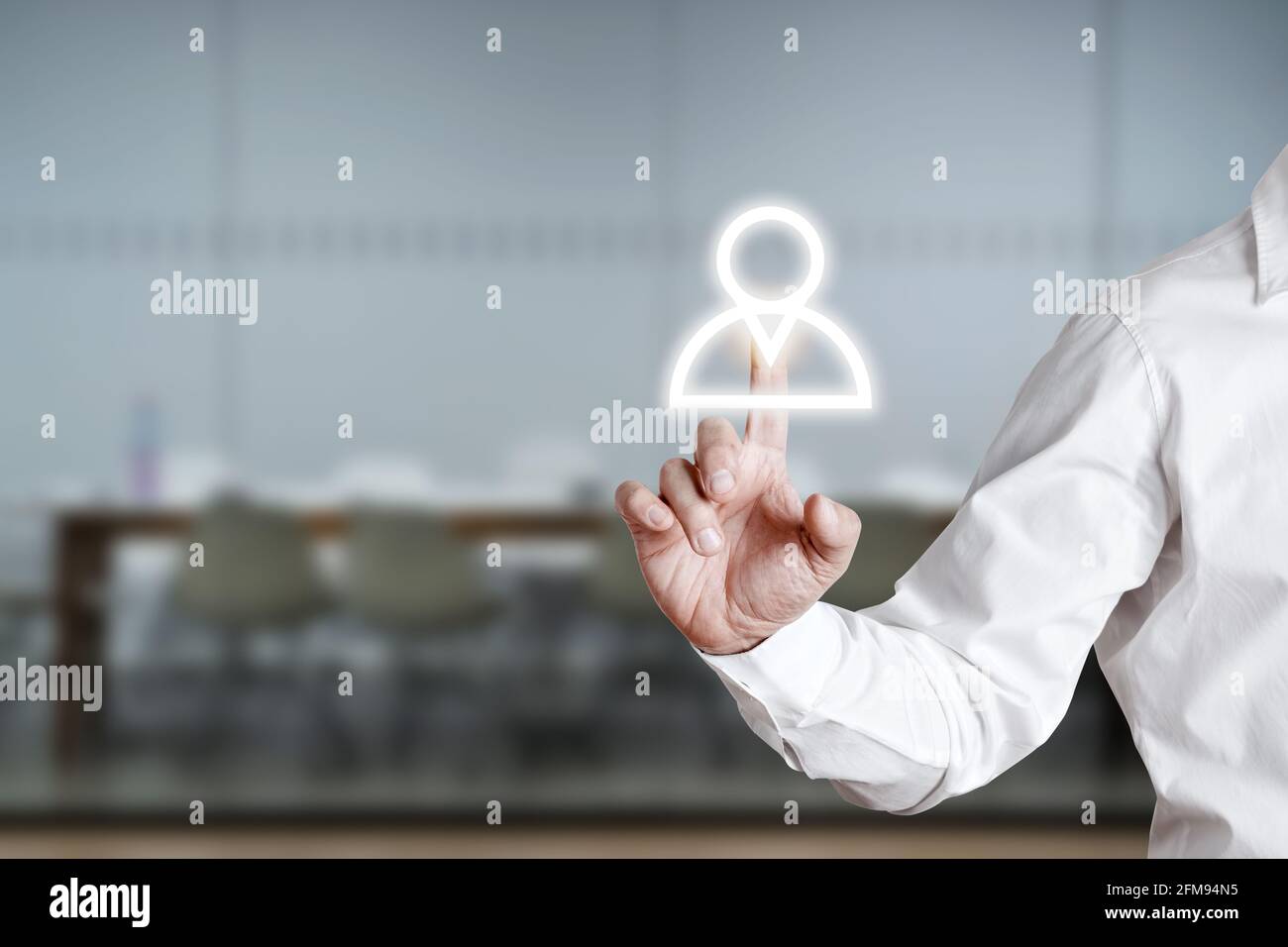 Drücken Sie das Mitarbeitersymbol auf einem virtuellen Bildschirm mit männlicher Hand. Konzept zur Teambildung oder Rekrutierung. Stockfoto