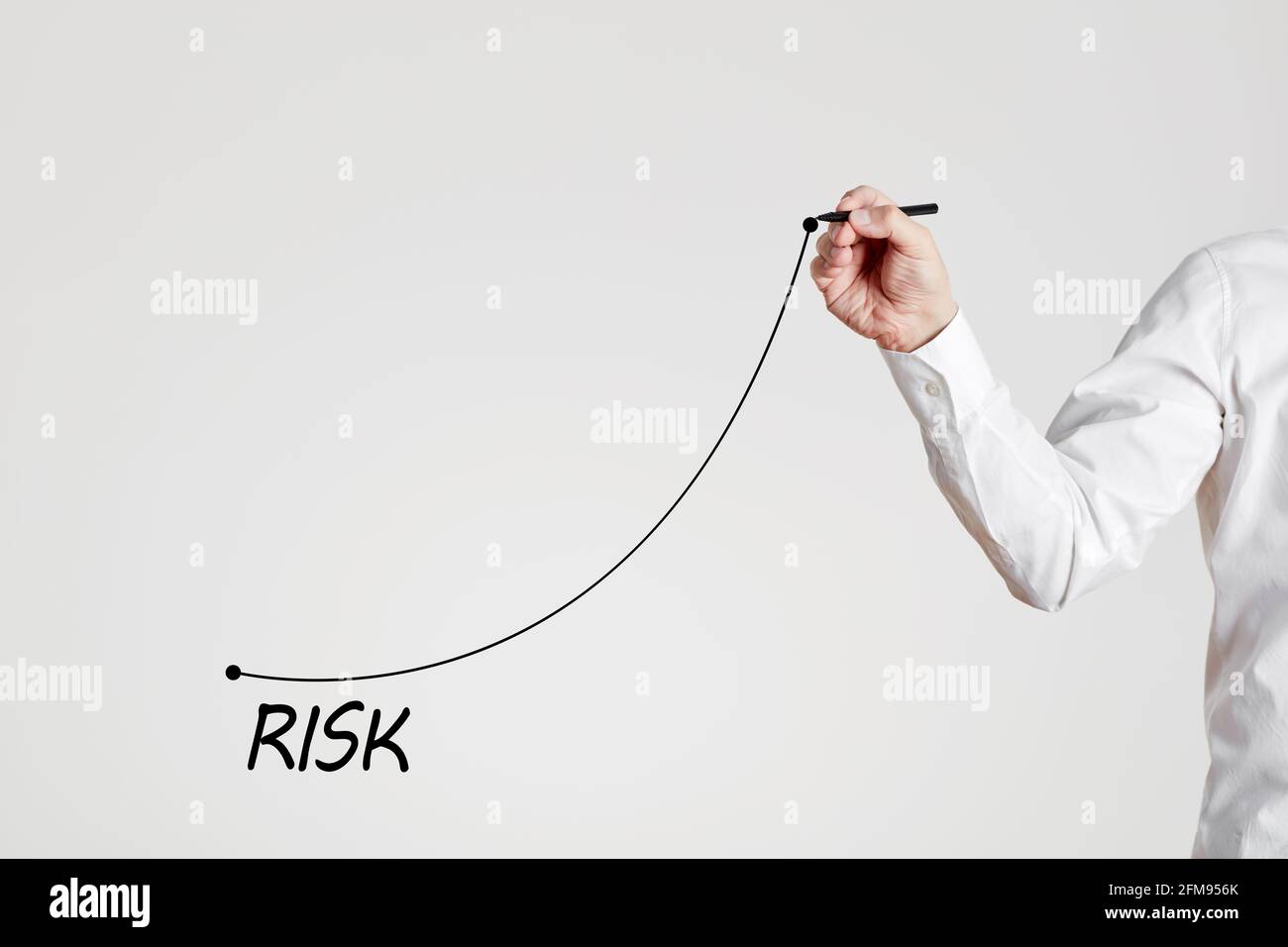 Businessman Hand zieht eine steigende Linie mit dem Wort Risiko. Risikobeurteilung, Analyse oder Risikoübernahme Stockfoto