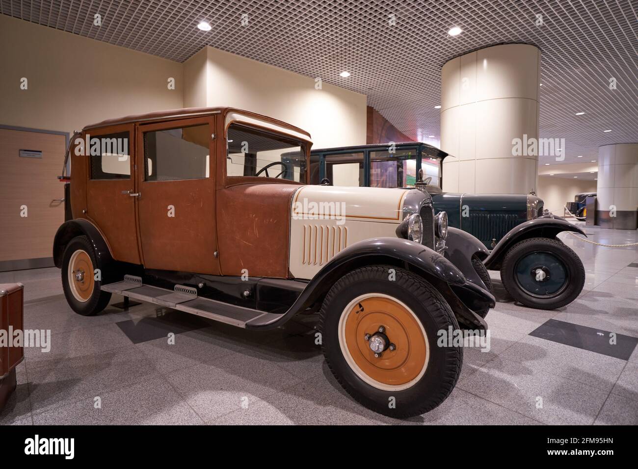 MOSKAU, RUSSLAND - 3. MAI 2021: Französisches Retro-Auto des Croen b14 auf einem Messestand im internationalen Flughafen Domodeovo Stockfoto