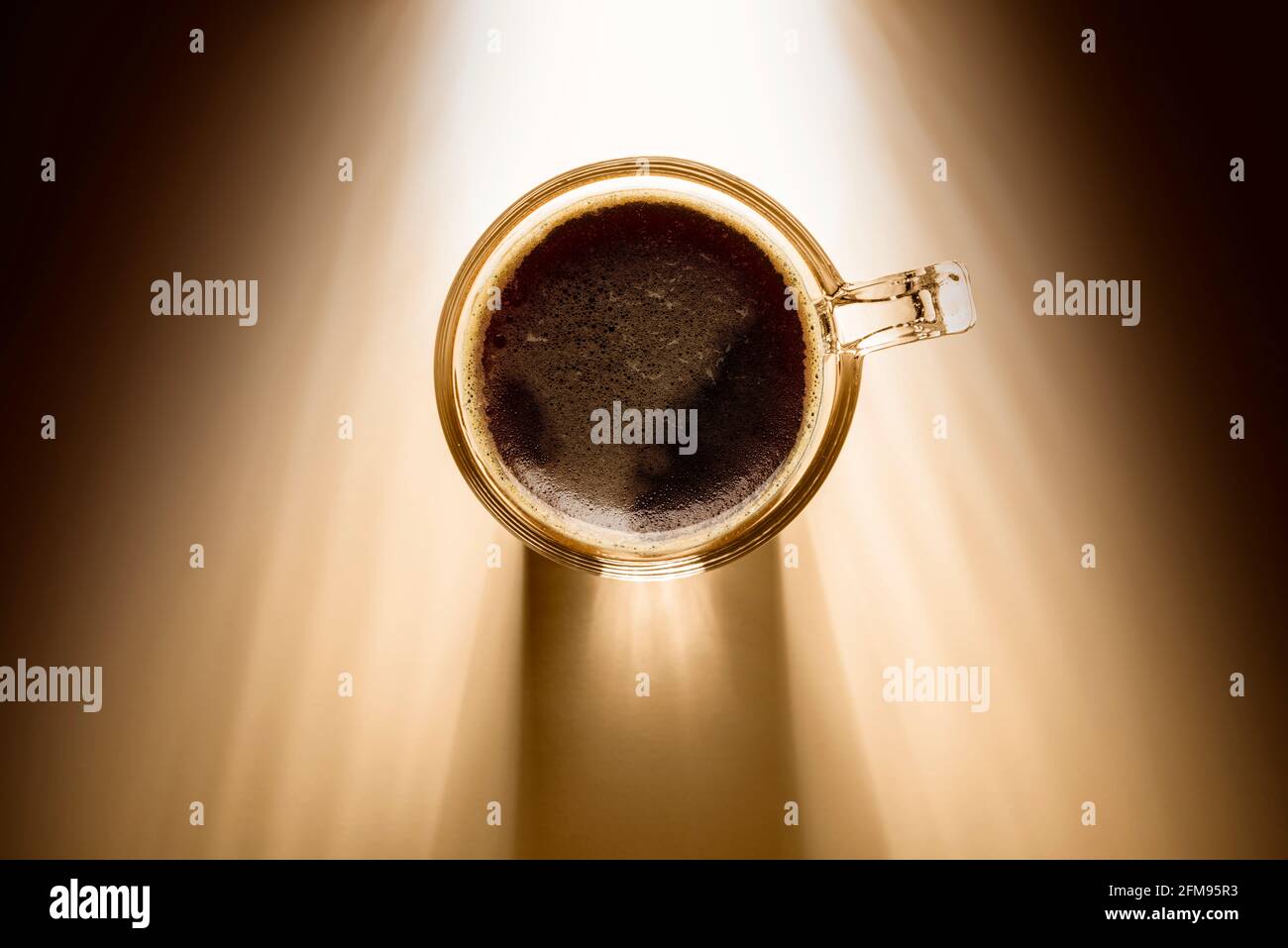 Kaffeetasse mit schwarzem Kaffee, Draufsicht auf dem Hintergrund mit Sonnenlicht. Stockfoto
