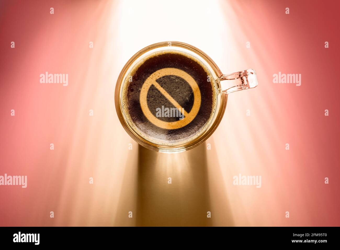 Kaffeetasse mit Verbotsschild, Draufsicht auf Hintergrund mit Sonnenlicht. Stockfoto