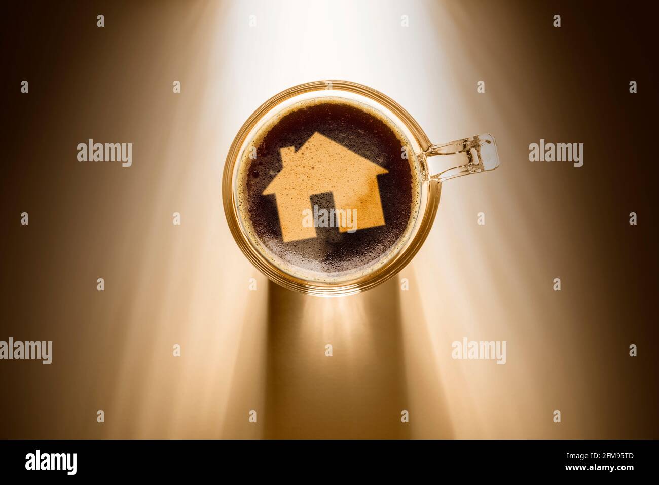 Kaffeetasse mit Haus-Symbol, Draufsicht auf Hintergrund mit Sonnenlicht. Stockfoto