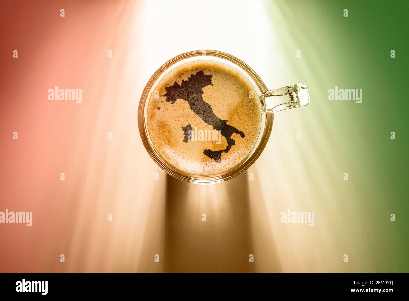 Kaffeetasse mit italien Kartenschild, Draufsicht auf Hintergrund mit Sonnenlicht. Stockfoto