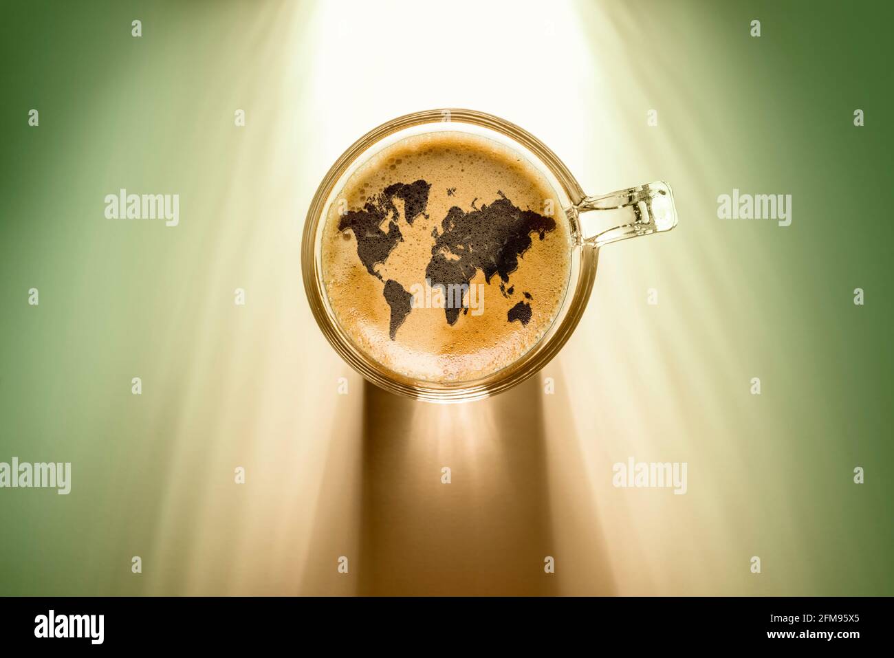 Kaffeetasse mit Weltkarte, Draufsicht auf dem Hintergrund mit Sonnenlicht. Stockfoto