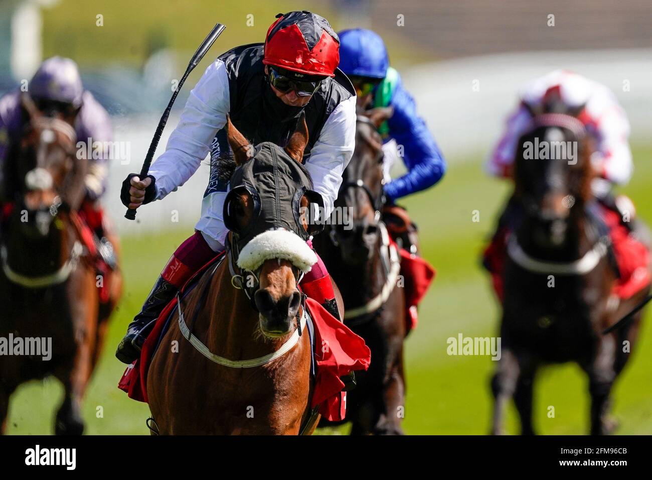 Frankie Dettori gewinnt mit Falcon Eight das Tote+ Chester Cup Handicap beim Tote Chester Cup Day of Boodles May Festival 2021 auf der Chester Racecourse. Bilddatum: Freitag, 7. Mai 2021. Stockfoto