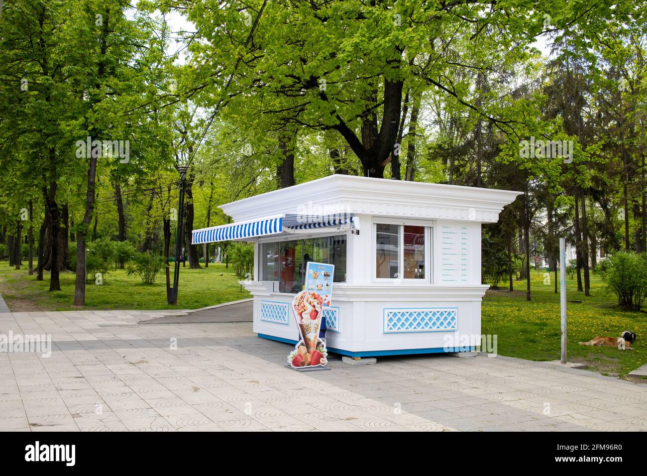 Wunderschöner, moderner Eisdiele im Park ohne Leute. Geschäfte ohne Kunden, Außenansicht. Stockfoto