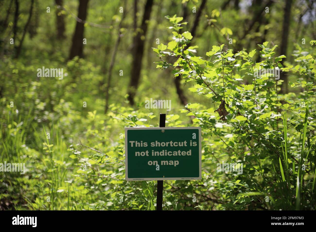 Nahaufnahme eines Zeichens mit der Aufschrift „Diese Verknüpfung wird nicht angezeigt Auf der Karte' in Overland Park Arboretum Stockfoto