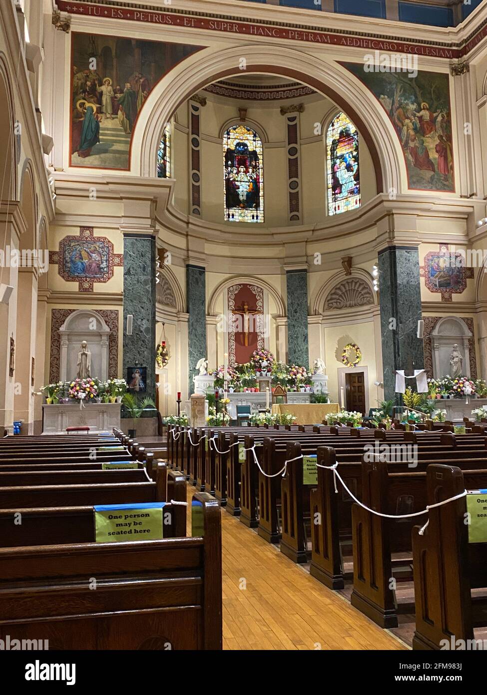 Kirchenbänke wurden für soziale Distanzierungen in einer katholischen Kirche in Brooklyn, New York, abgesperrt. Stockfoto