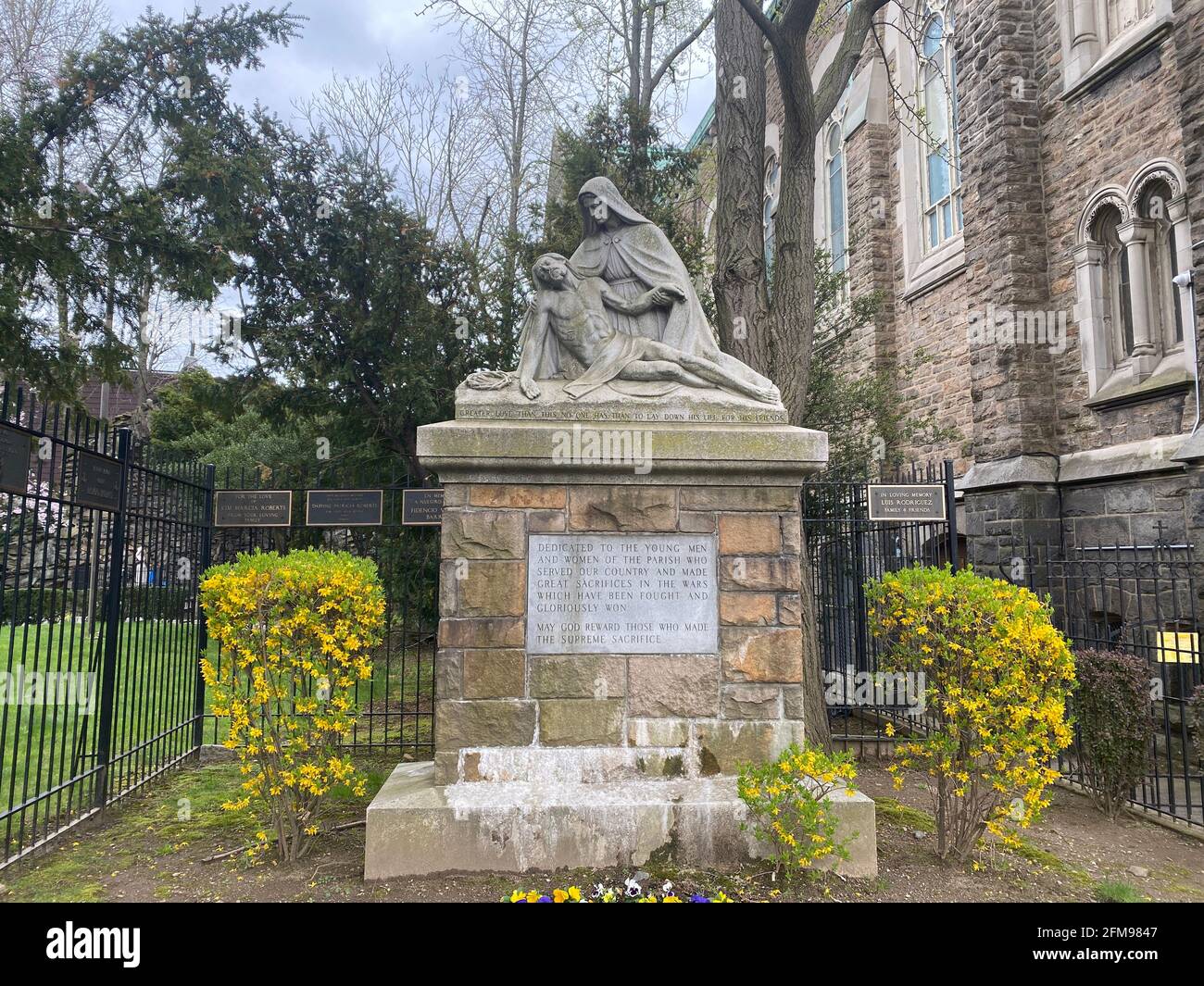 Pieta-Statue vor einer katholischen Kirche im Borough Park, Brooklyn, gewidmet amerikanischen Soldaten, die ihr Leben in verschiedenen Kriegen des 20. Jahrhunderts geopfert haben. Stockfoto
