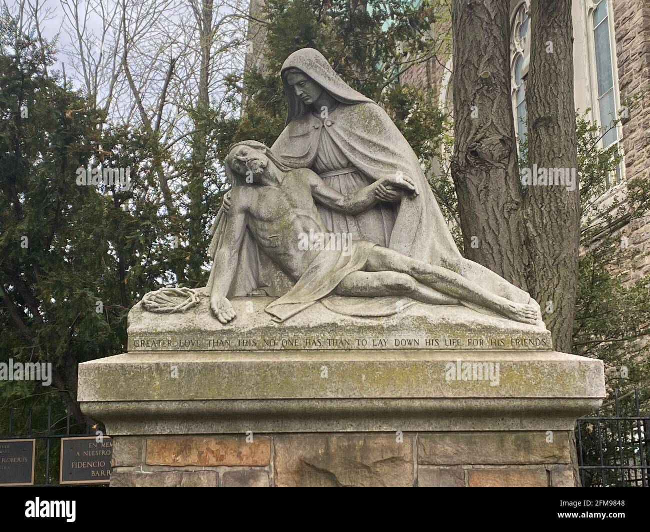 Pieta-Statue vor einer katholischen Kirche im Borough Park, Brooklyn, gewidmet amerikanischen Soldaten, die ihr Leben in verschiedenen Kriegen des 20. Jahrhunderts geopfert haben. Stockfoto