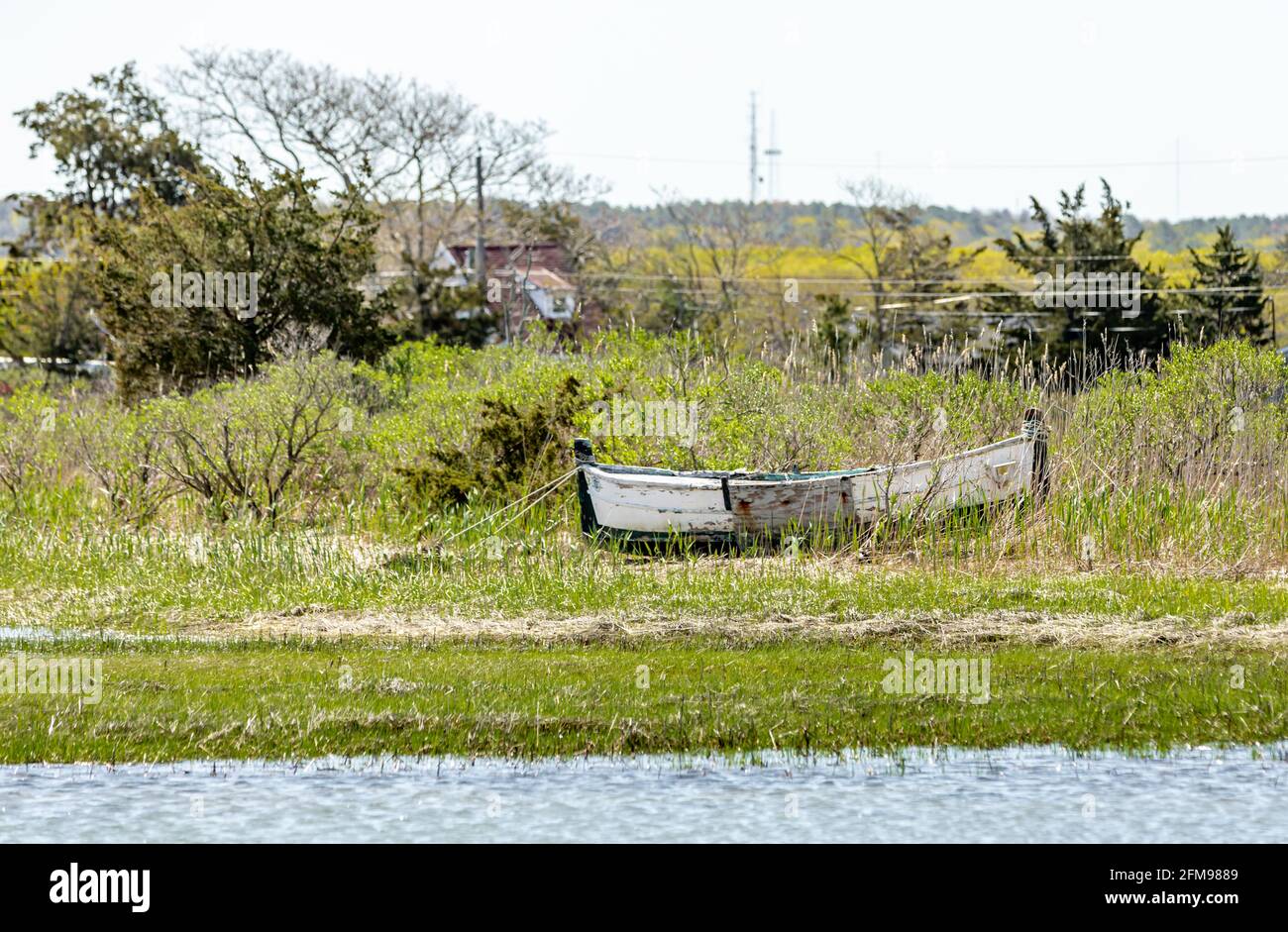 Verlassene Holzboot sitzt auf der Uferlinie Stockfoto