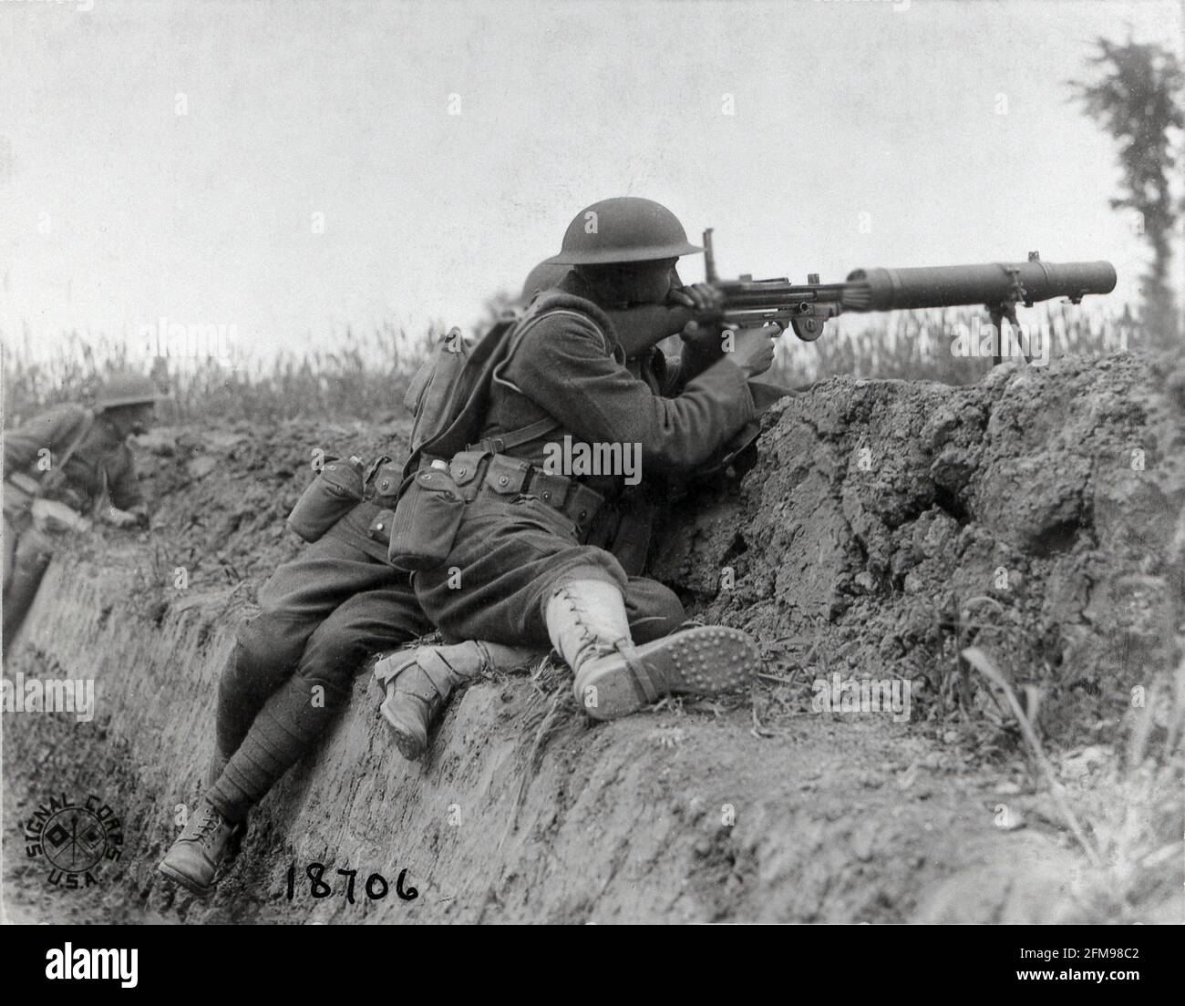 Amerikanischer Soldat mit einer Lewis-Waffe in einem Graben- 1917 Oder 1918. Weltkrieg Stockfoto