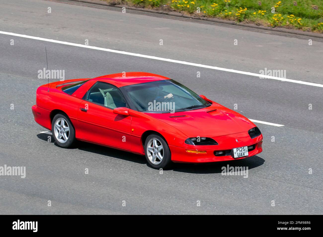 1997 90s Neunzigers Red American Chevrolet GMC Camaro; Fahrzeugverkehr, bewegliche Fahrzeuge, Autos, Fahrzeug fahren auf britischen Straßen, USA-Motoren, Fahren auf der Autobahn M6 Autobahn UK Straßennetz. Stockfoto