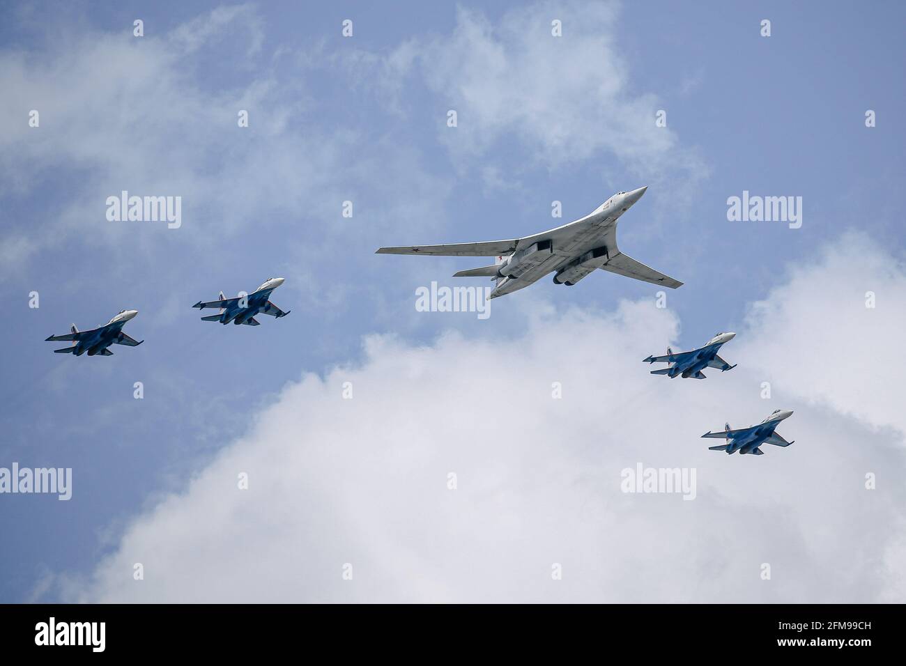 Moskau, Russland. Mai 2021. Flugzeuge des russischen Kunstflugteams Vityazi fliegen während einer Generalprobe der Siegestag-Parade in Moskau, Russland, am 7. Mai 2021 über den Roten Platz. Russland wird im ganzen Land Militärparaden abhalten, um dem 76. Jahrestag des sowjetischen Sieges im Großen Vaterländischen Krieg am 9. Mai zu gedenken. Quelle: Evgeny Sinitsyn/Xinhua/Alamy Live News Stockfoto