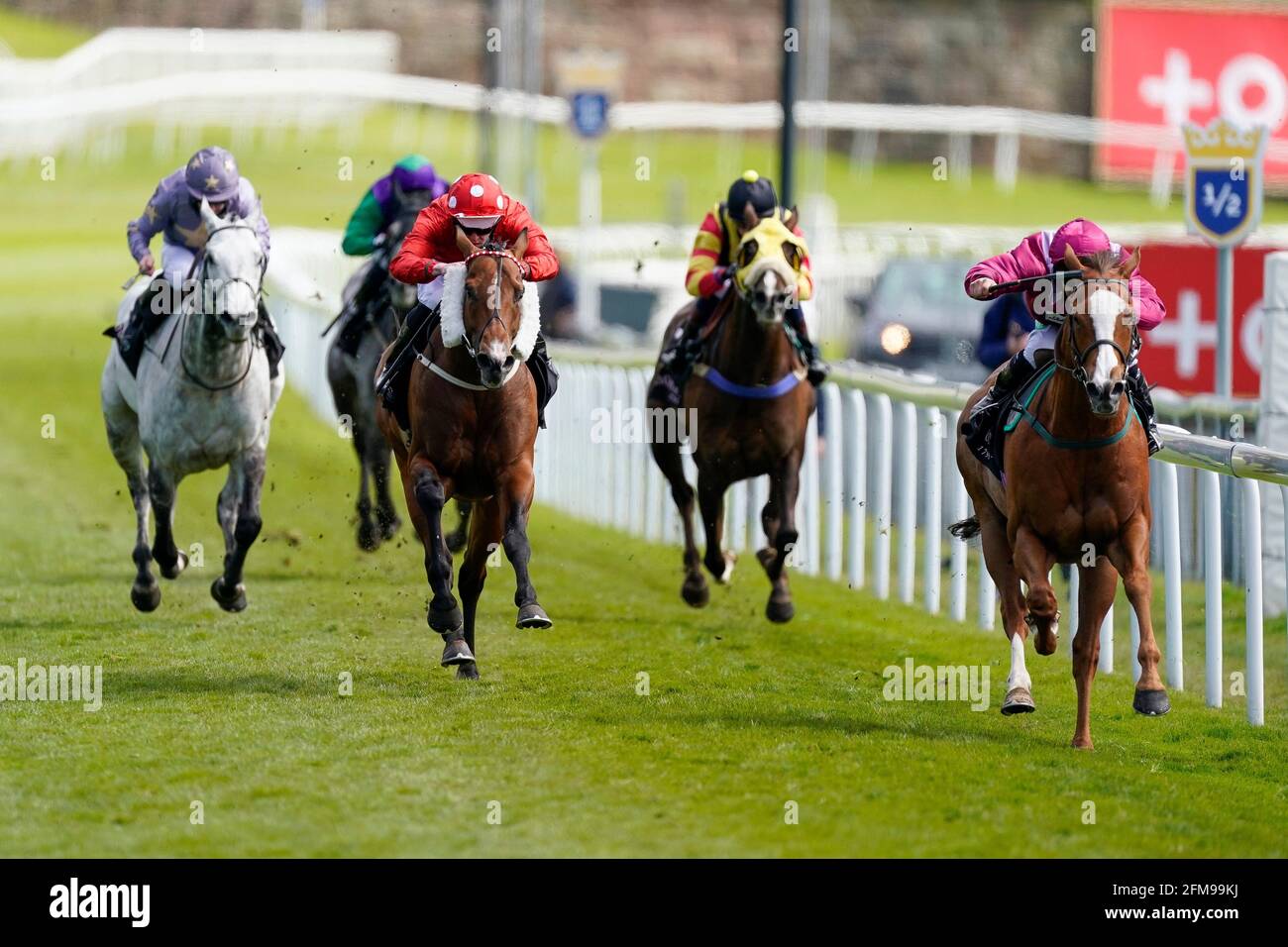 El Astronaute unter Jason Hart gewinnt beim Tote Chester Cup Day of Boodles May Festival 2021 auf der Rennbahn von Chester die Einsätzen der Boodles Conditions. Bilddatum: Freitag, 7. Mai 2021. Stockfoto