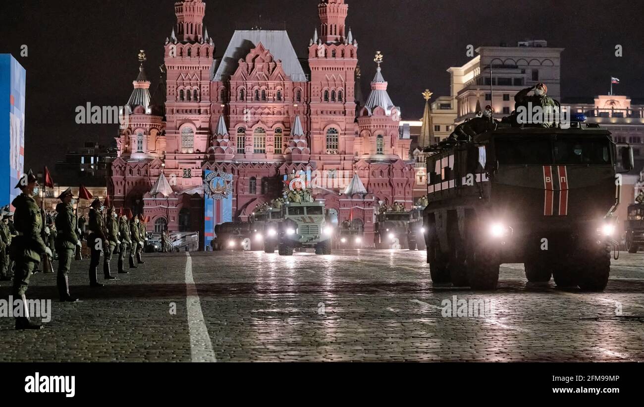 Moskau, Russland. Mai 2021. Militärische Polizeifahrzeuge auf dem Roten Platz.militarisierte Organisationen unter der Führung des russischen Verteidigungsministeriums am Vorabend des Siegestages des sowjetischen Volkes im Großen Vaterländischen Krieg Proben eine Militärparade auf dem Roten Platz. Nachts ist das Zentrum Moskaus für die Öffentlichkeit geschlossen, und das Militär führt zusammen mit der Ausrüstung eine Generalprobe durch. Kredit: Mihail Tokmakov/SOPA Images/ZUMA Wire/Alamy Live Nachrichten Stockfoto