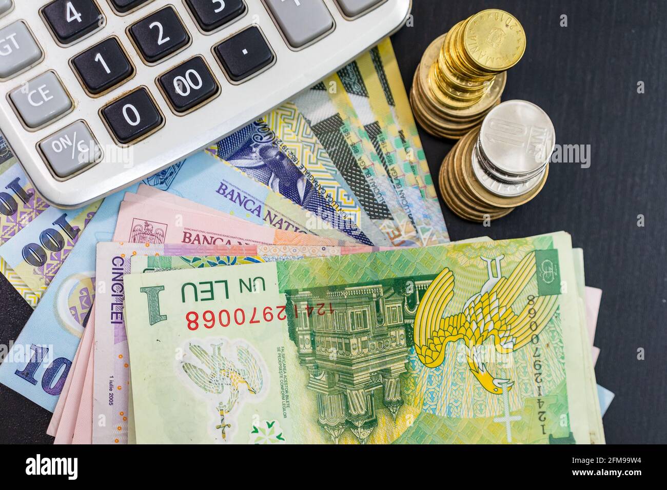 Draufsicht auf rumänische lei-Banknoten neben einem Rechner Und Münzen Stockfoto