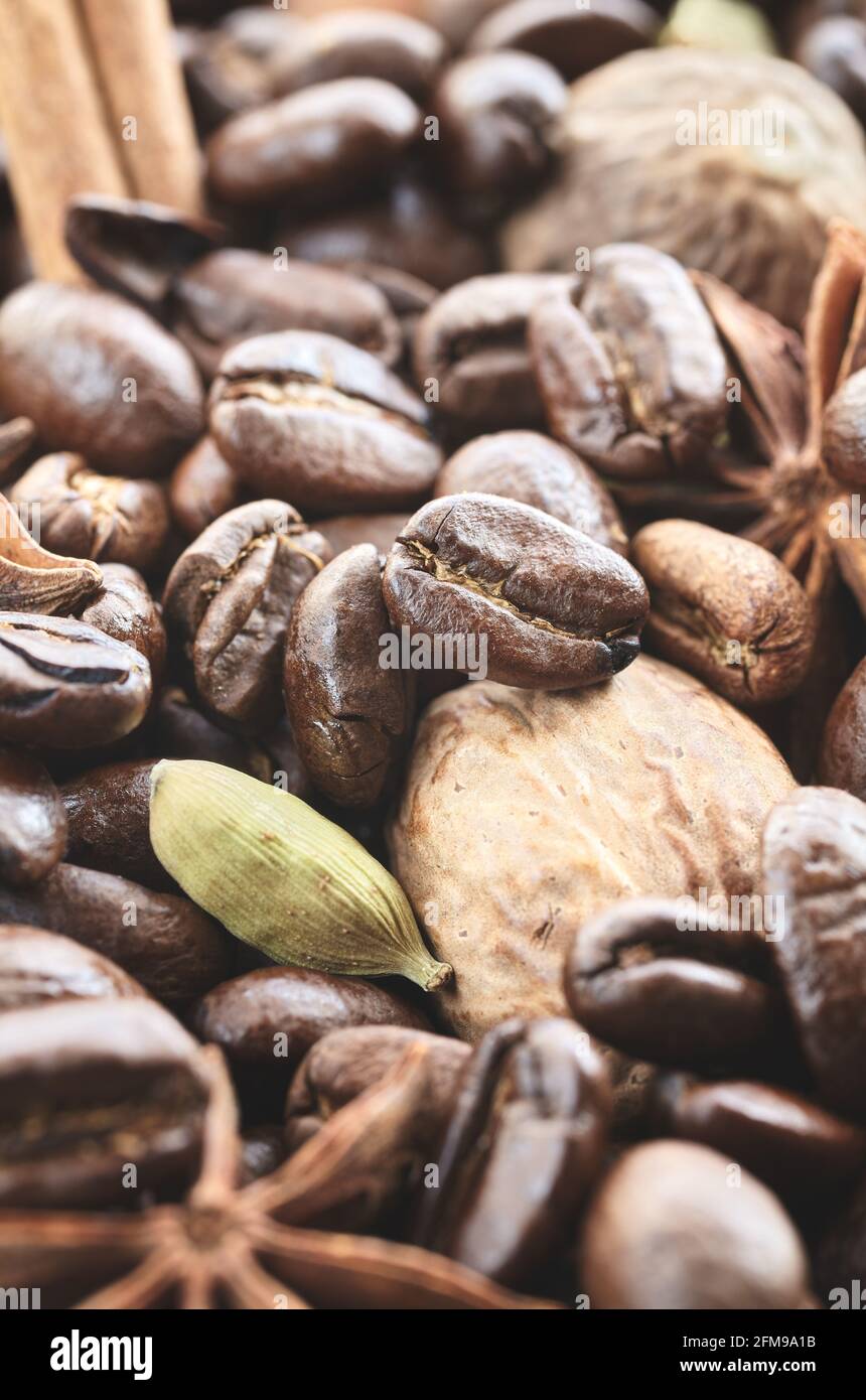 Nahaufnahme von Kaffeebohnen, Anisfrüchten, Kardamom und Muskatnuss, selektiver Fokus. Stockfoto