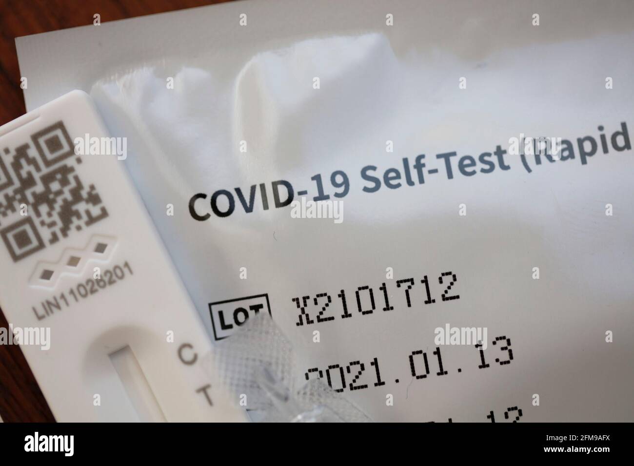 Nahaufnahme eines Coronavirus covid-19 Schnellantigen-Hometests Satz Stockfoto
