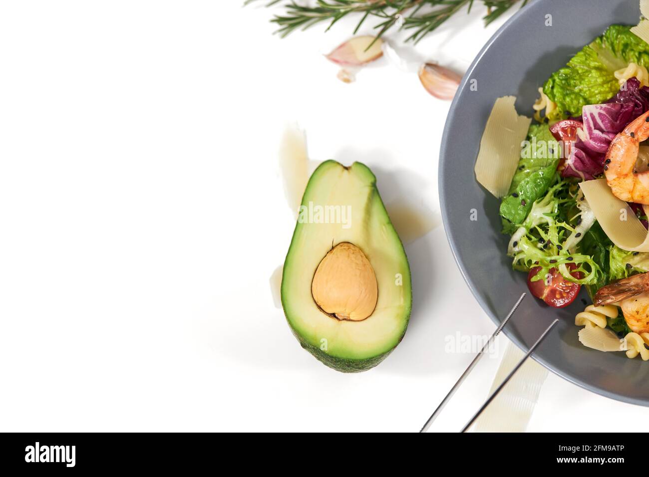 Ansicht von oben Nahaufnahme von schönen leckeren Avocado und appetitlichen Pasta mit Meeresfrüchten und Kräutern. Konzept der richtigen Ernährung mit allen nützlichen Vitaminen im Restaurant oder zu Hause. Stockfoto