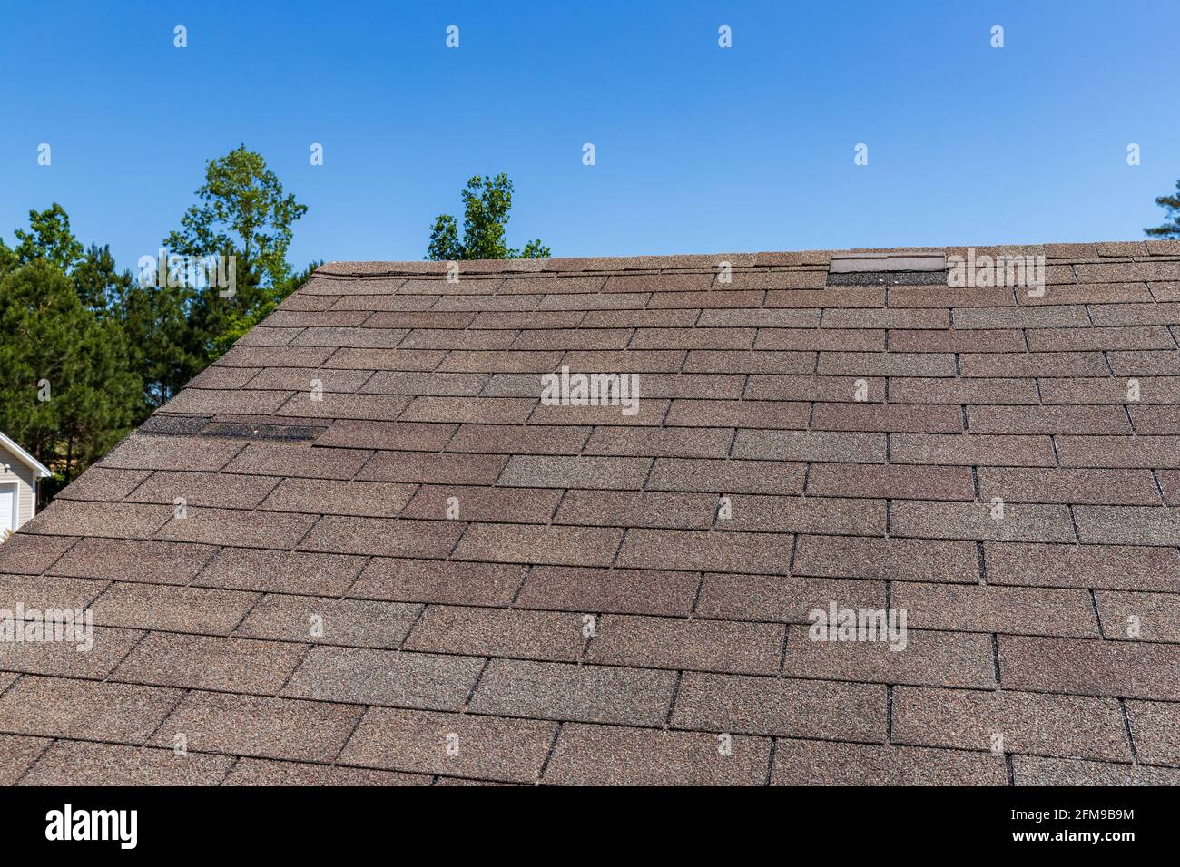 Fehlende Schindeln auf dem Dach aufgrund von Sturmschäden. Stockfoto