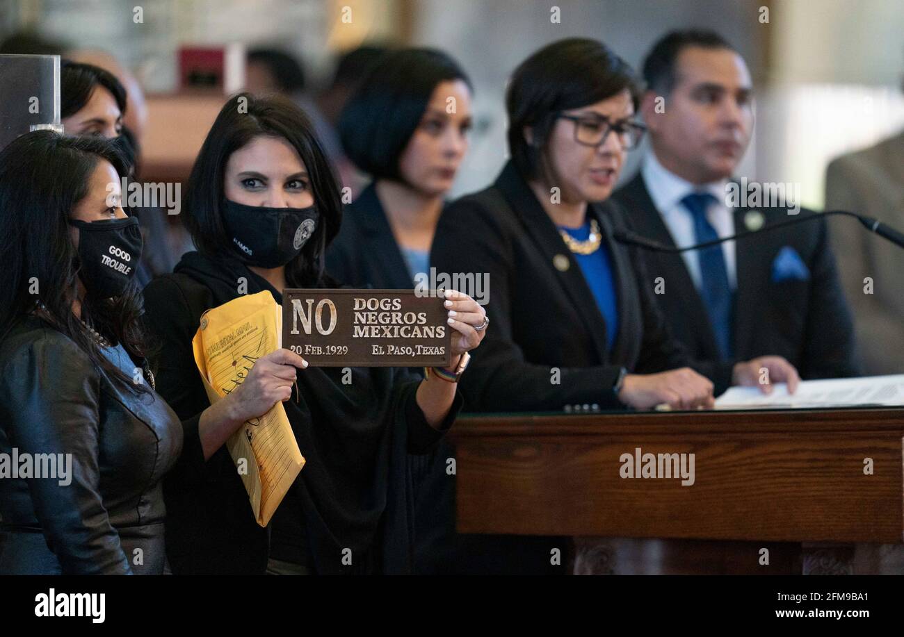 6. Mai 2021, Austin Texas USA: Das Repräsentantenhaus von Texas debattiert über SB 7, ein umstrittenes Gesetz für Omnibus-Wahlen, das bis spät in die Nacht Änderungen an der Art und Weise der Wahlen in Texas vornehmen würde. Die Staatsrep. Ana-Maria Ramos, D-Richardson, hält ein rassistisches Zeichen aus dem Jahr 1929, während die Rep. Jessica Gonzalez, D-Houston, vom vorderen Mikrofon spricht. Kredit: Bob Daemmrich/Alamy Live Nachrichten Stockfoto