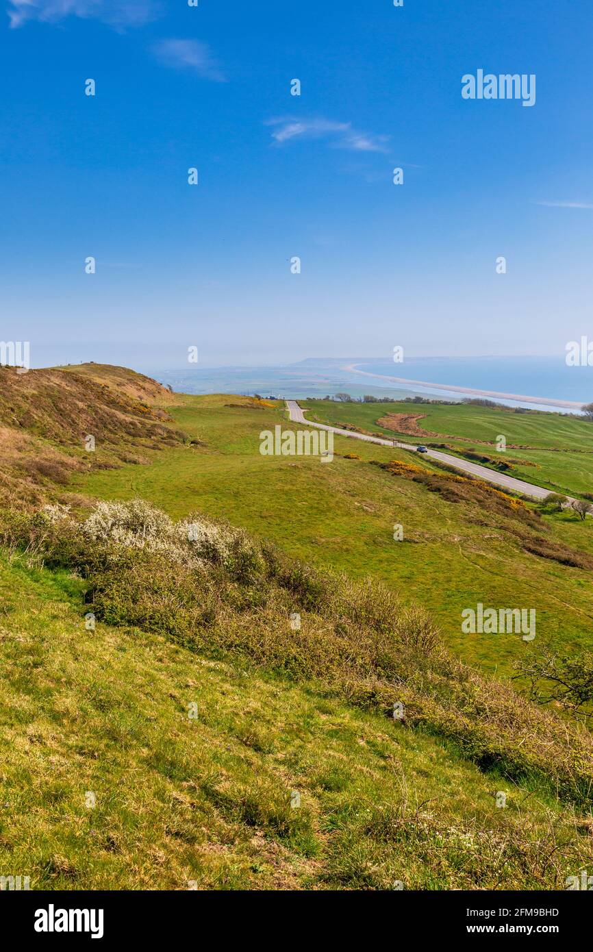 Die Wälle von Abbotsbury Castle Iron Age Hillfort mit Blick auf den Strand von Kesil und die Flotte, Dorset, England Stockfoto