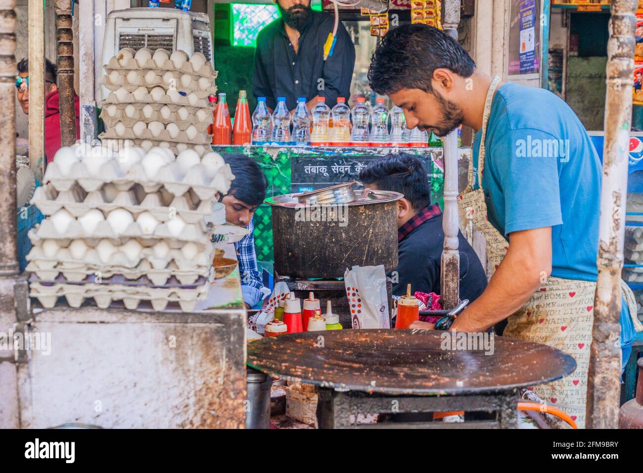 UDAIPUR, INDIEN - 11. FEBRUAR 2017: Der Food-Stall Egg World in Udaipur, Rajasthan, Indien Stockfoto